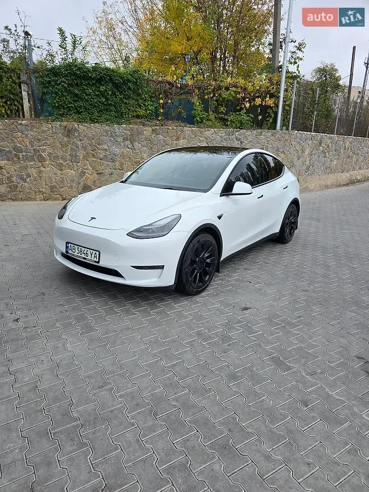 Tesla Model Y 2023 photo 2