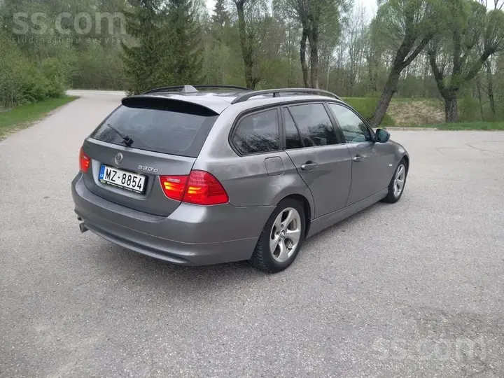 BMW 318 2009 photo 3