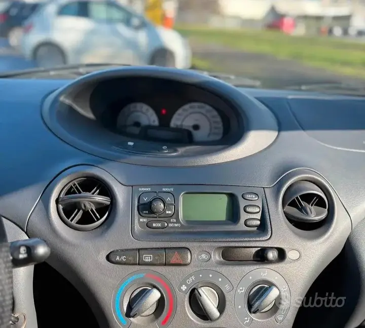Toyota Yaris 2001 photo 2