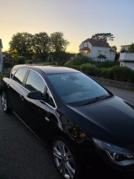 Opel Astra 2010 photo 2
