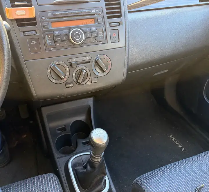 Nissan Versa 2010 photo 5