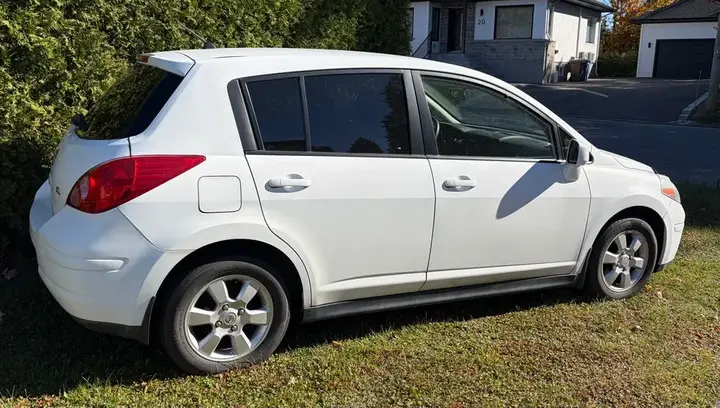 Nissan Versa 2010 photo 2