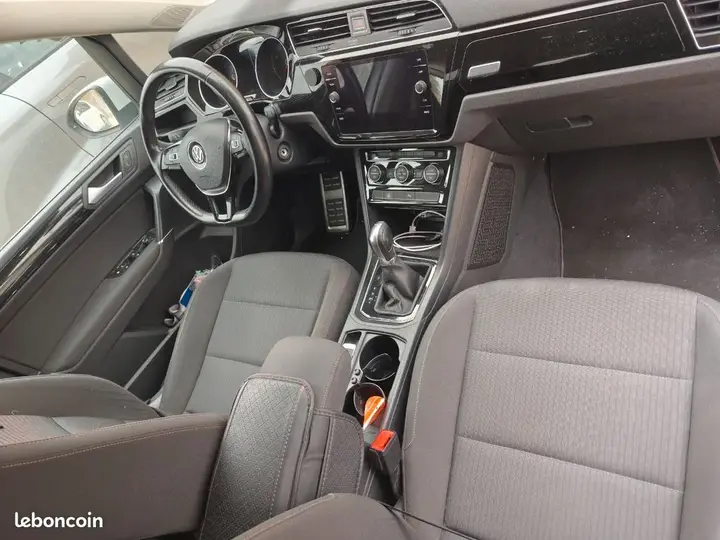 Volkswagen Touran 2017 photo 2