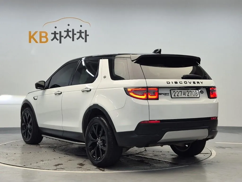 Land Rover Discovery Sport 2021 photo 2