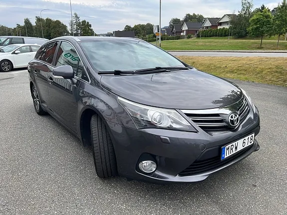 Toyota Avensis 2013 photo 2