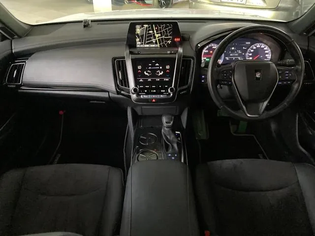 Toyota Crown Hybrid photo 2