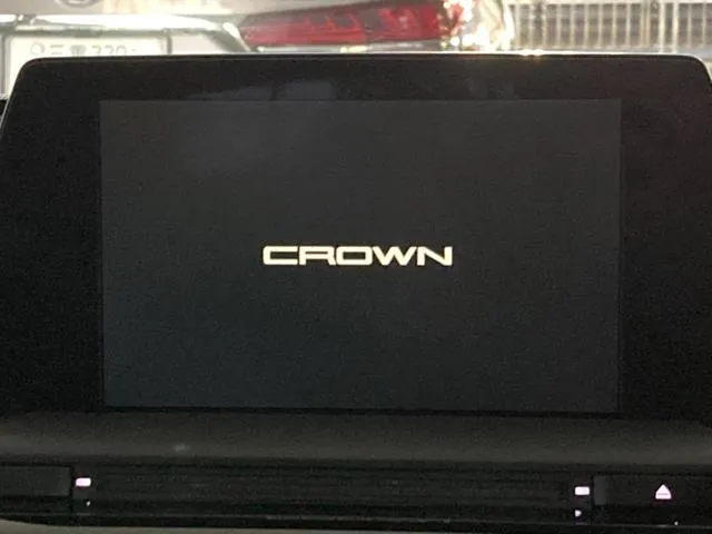 Toyota Crown Hybrid photo 3