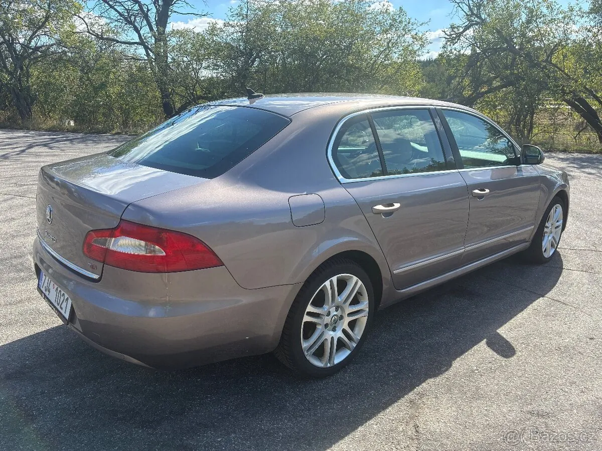 Skoda Superb 2011 photo 5