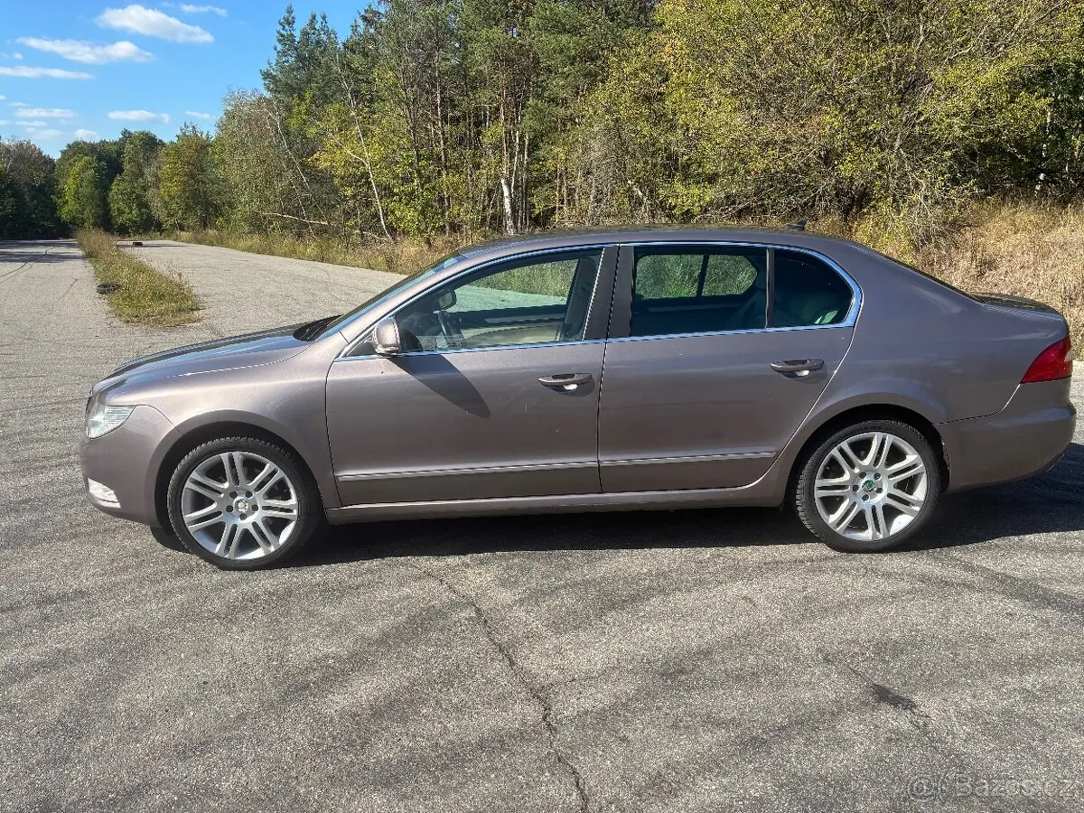 Skoda Superb 2011 photo 2