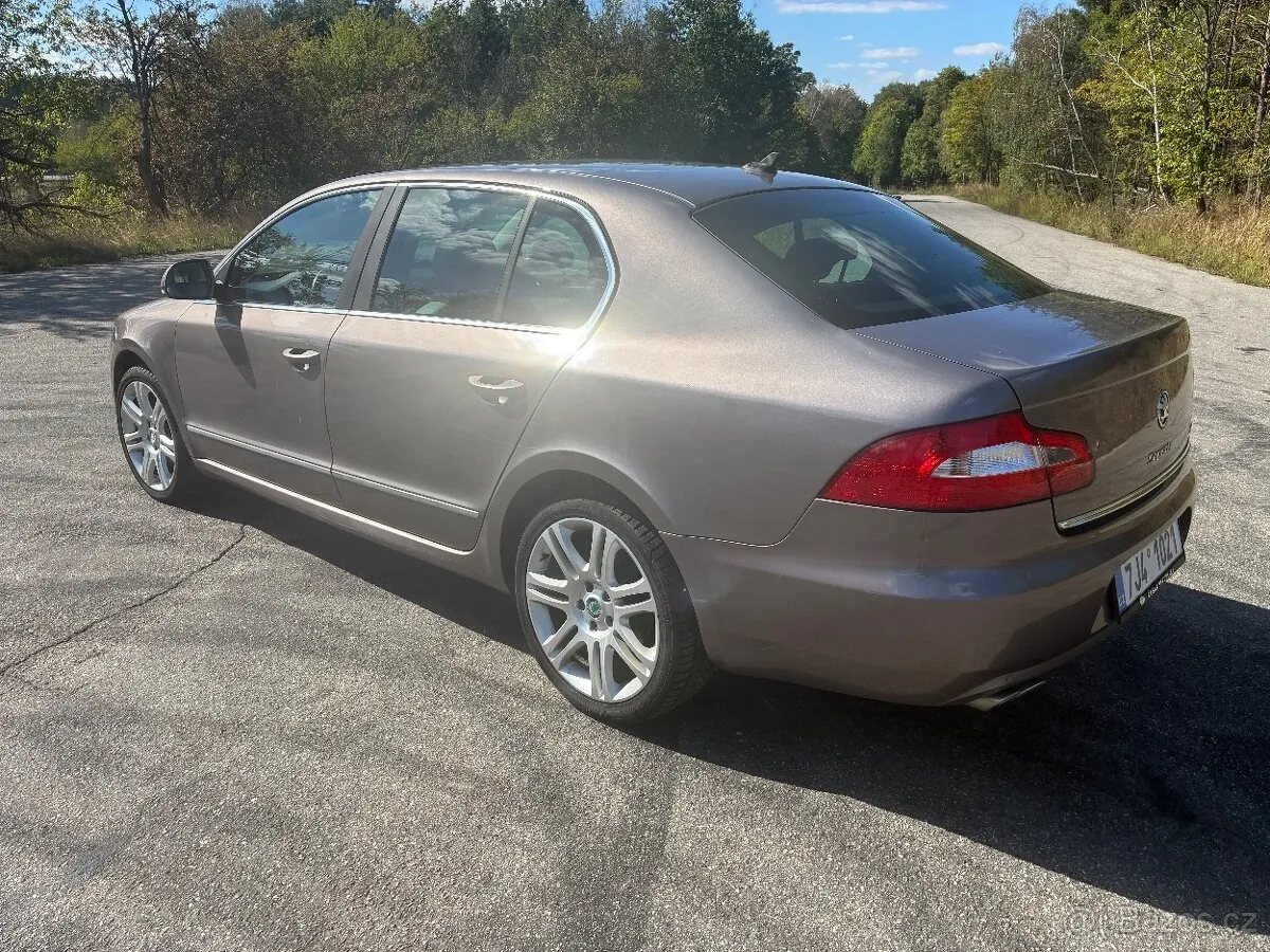Skoda Superb 2011 photo 3