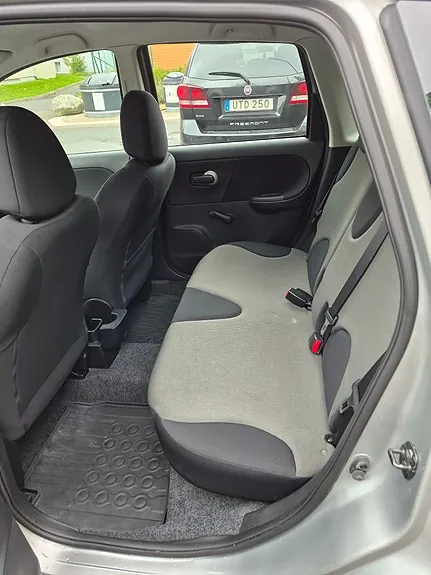 Nissan Note 2011 photo 4