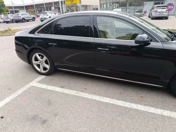 Audi A8 2011 photo 3