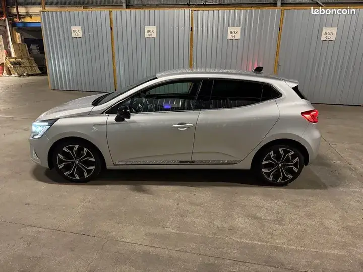 Renault Clio 2022 photo 2