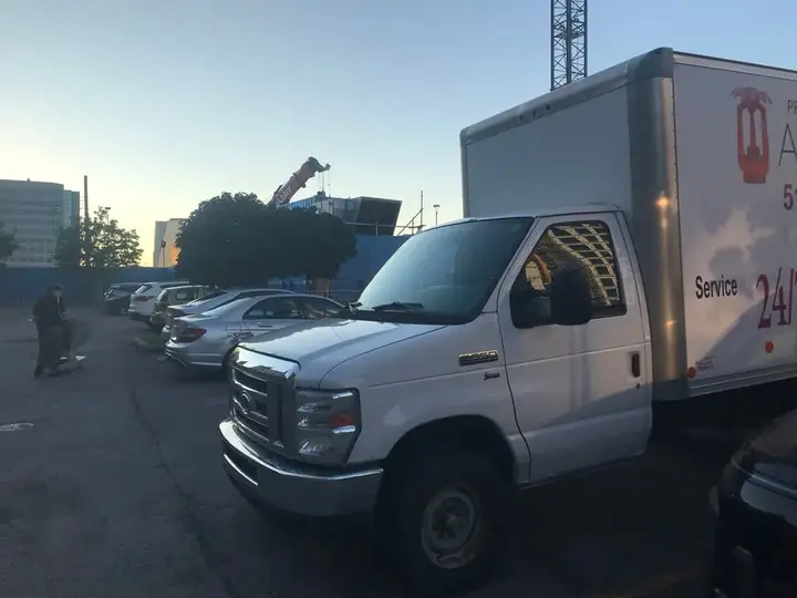 Ford E-350 2012 photo 2