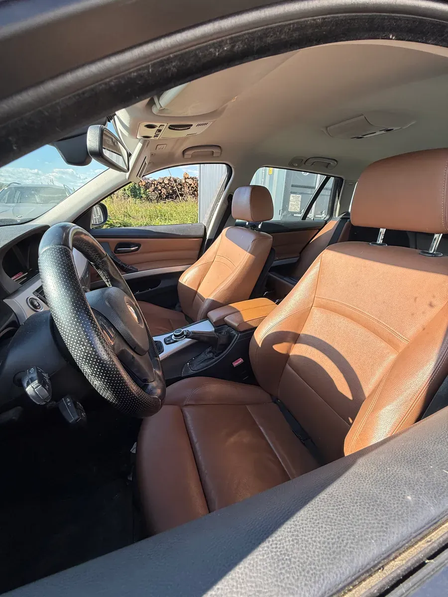 BMW 3 Series 2009 photo 2