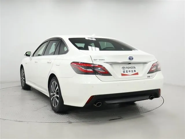 Toyota Crown Hybrid 2019 photo 2