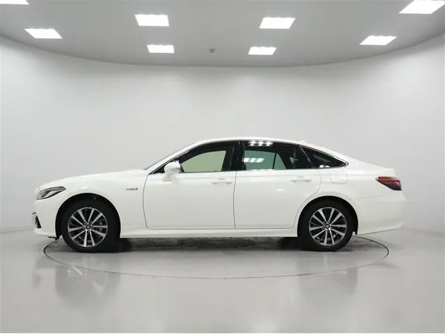Toyota Crown Hybrid 2019 photo 4