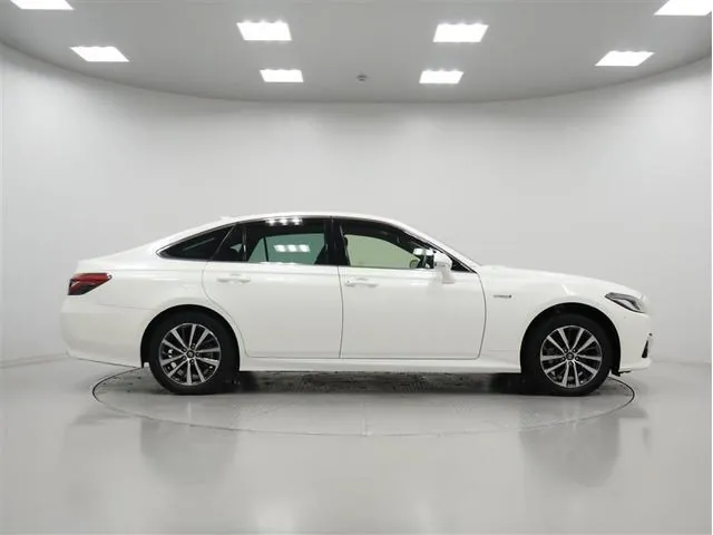 Toyota Crown Hybrid 2019 photo 5