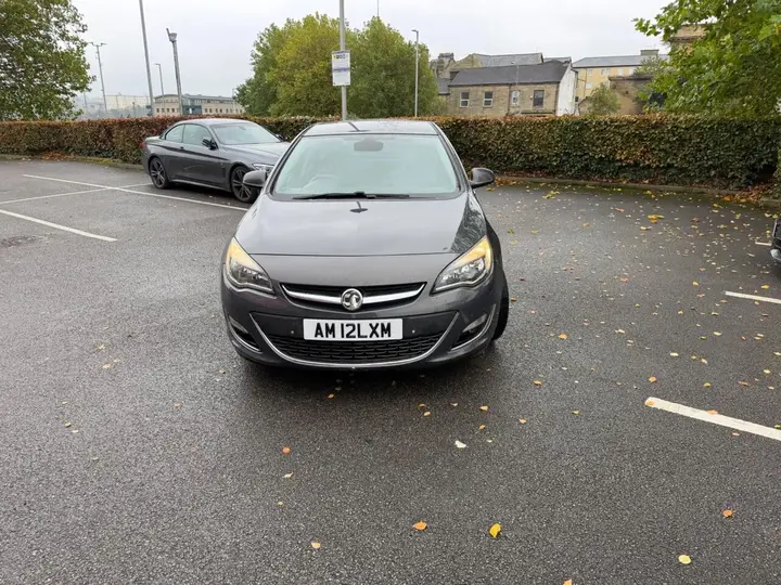 Vauxhall Astra 2012 photo 2