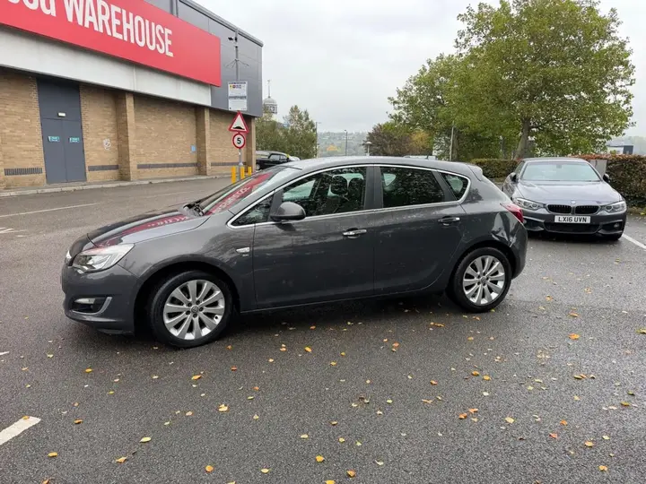 Vauxhall Astra 2012 photo 4