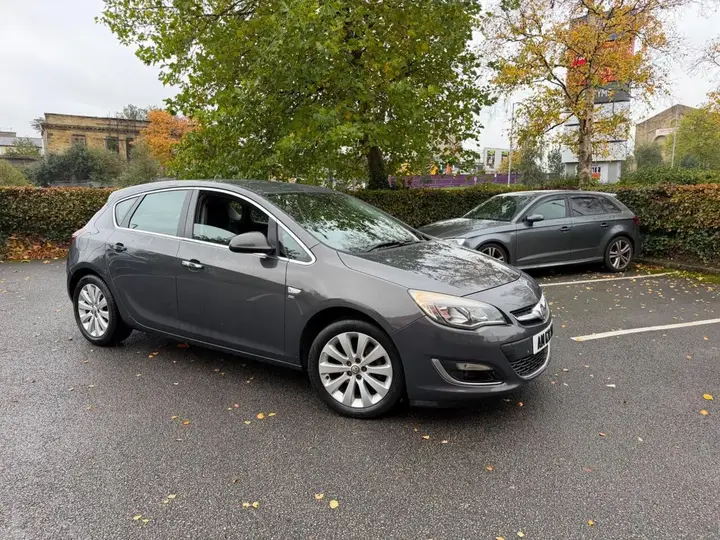 Vauxhall Astra 2012 photo 5