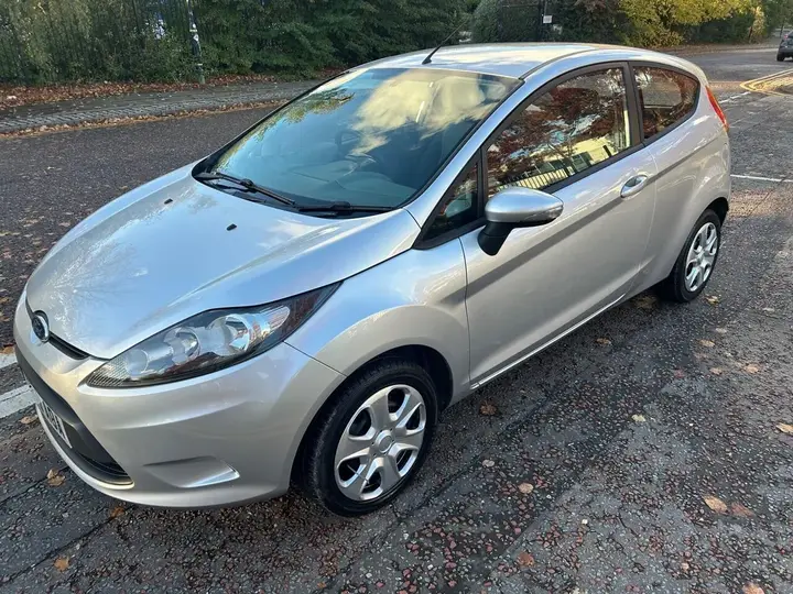 Ford Fiesta 2010 photo 2