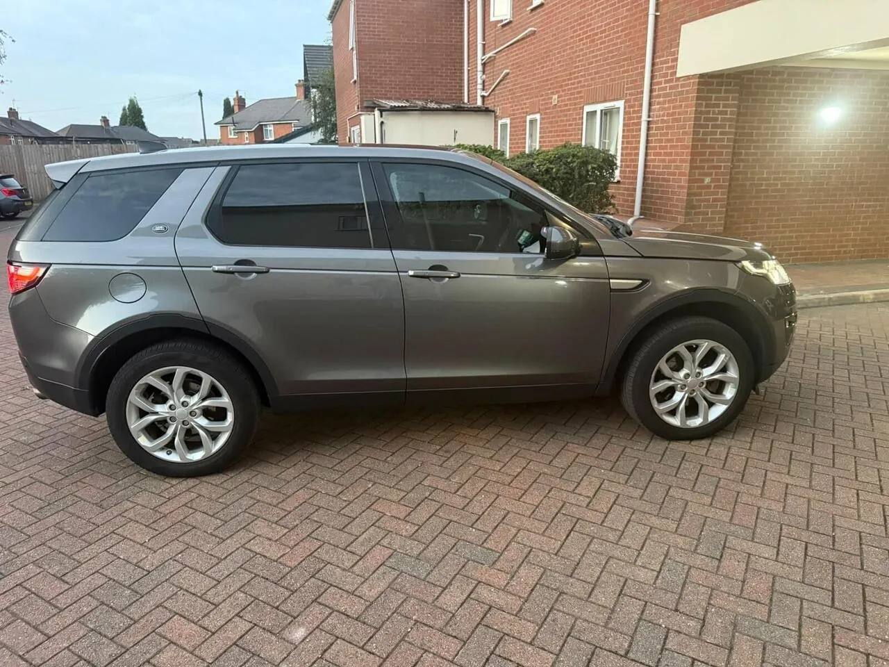 Land Rover Discovery Sport 2016 photo 2