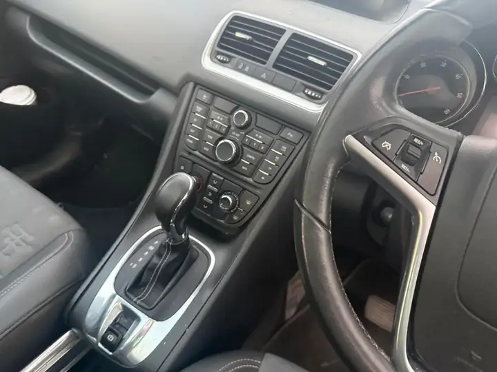 Vauxhall Meriva 2012 photo 2