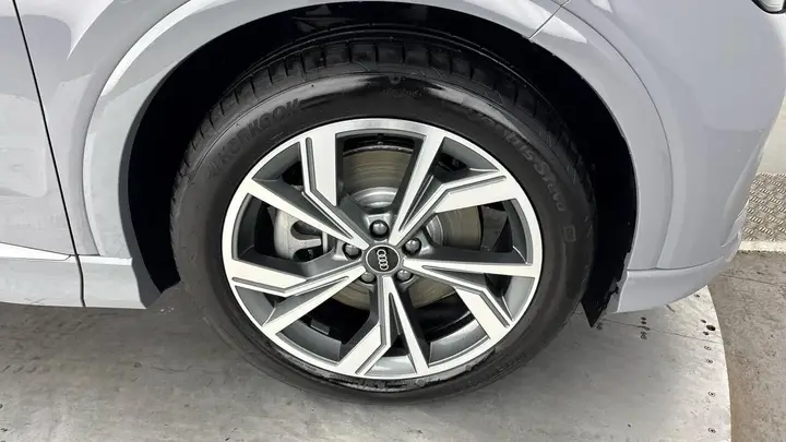 Audi E-Tron photo 5