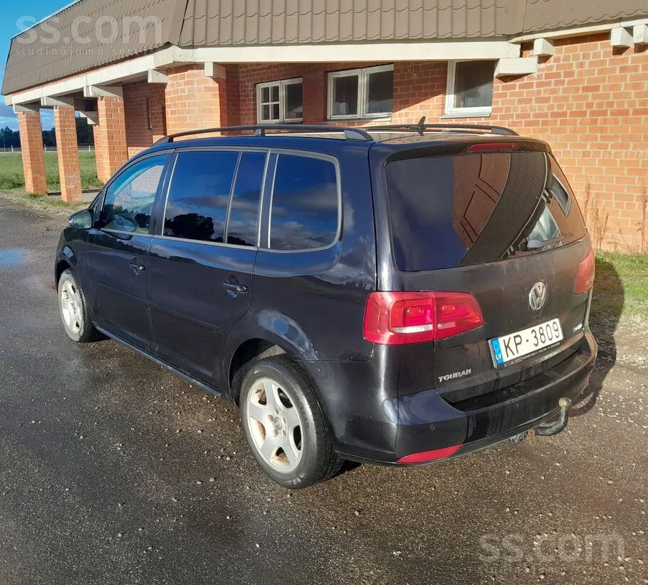 Volkswagen Touran 2011 photo 2