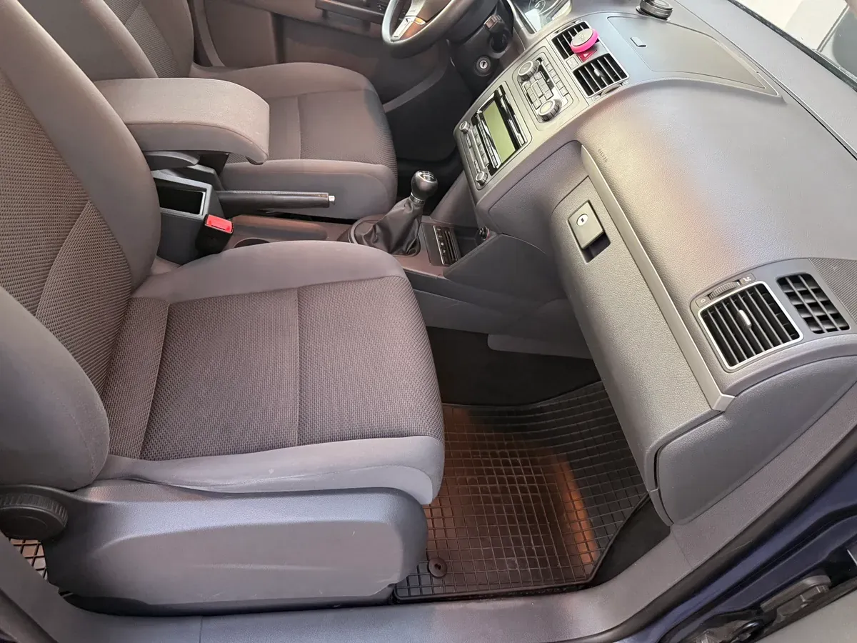 Volkswagen Touran 2010 photo 2