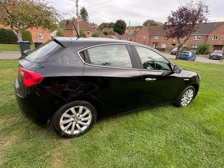 Alfa Romeo Giulietta 2014 photo 2