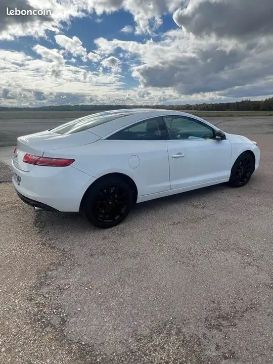 Renault Laguna 2011 photo 3