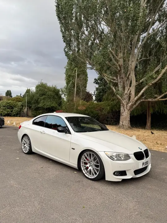 BMW 3 Series 2011 photo 2