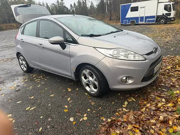 Ford Fiesta 2010 photo 2