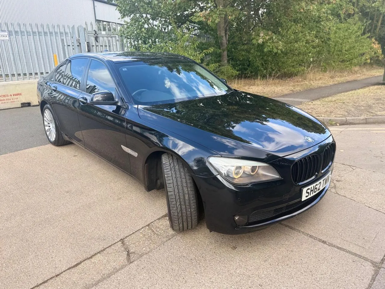 BMW 7 Series 2012 photo 2