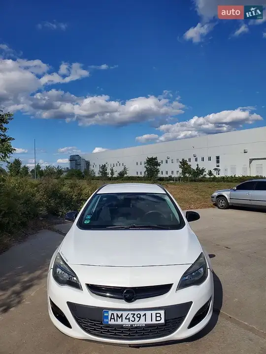 Opel Astra 2012 photo 2