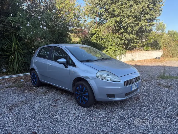 Fiat Grande Punto 2009 photo 2