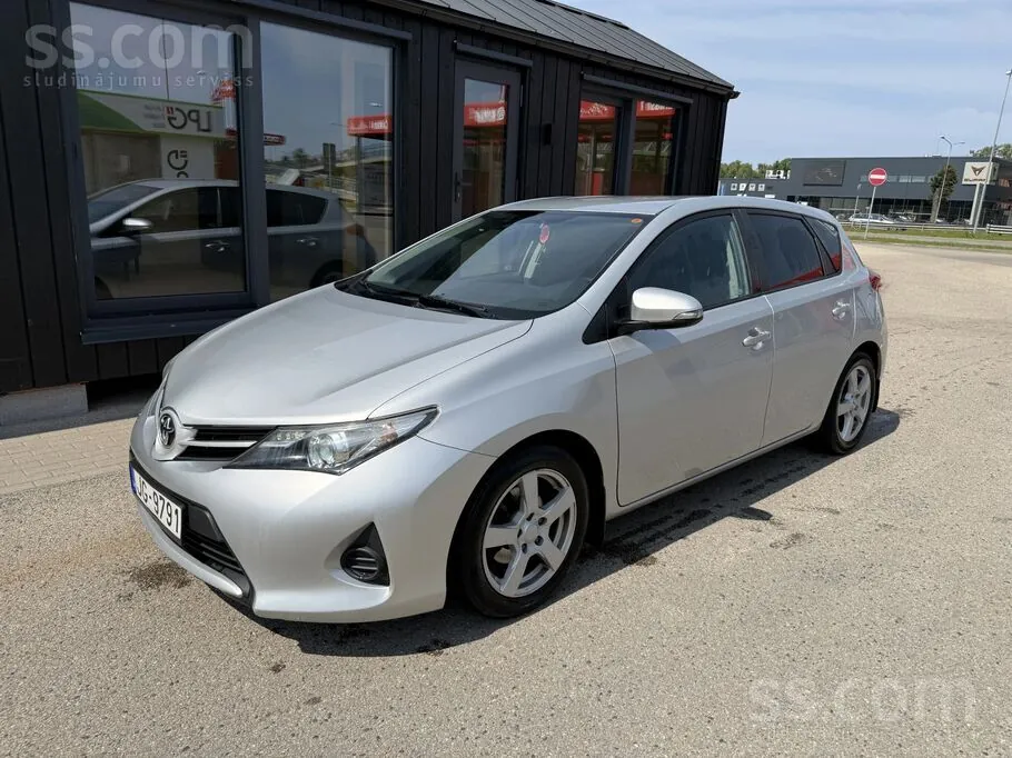 Toyota Auris 2013 photo 2