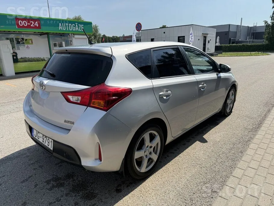 Toyota Auris 2013 photo 3