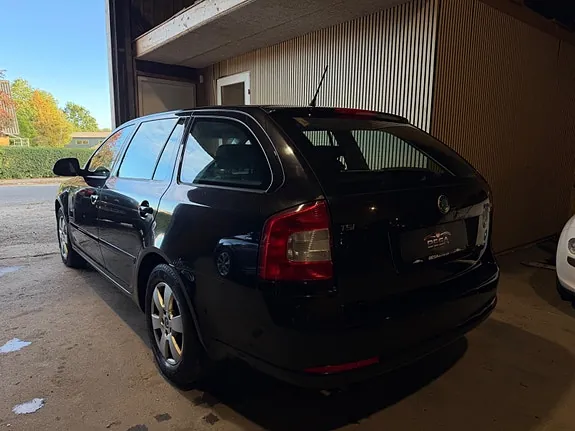 Skoda Octavia 2011 photo 2