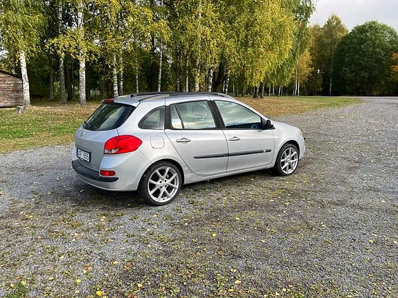 Renault Clio 2010 photo 2