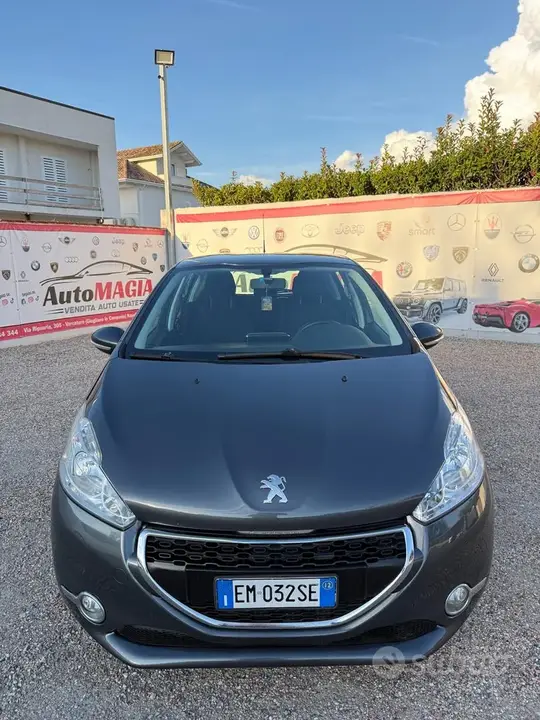 Peugeot 208 2012 photo 2