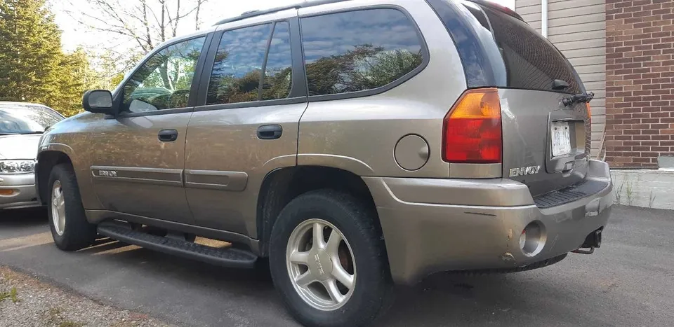 GMC Envoy 2005 photo 2
