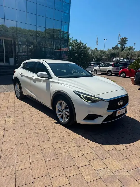Infiniti Q30 2016 photo 2