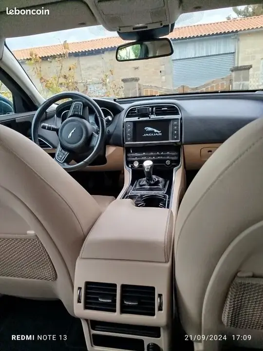 Jaguar Xe 2015 photo 3