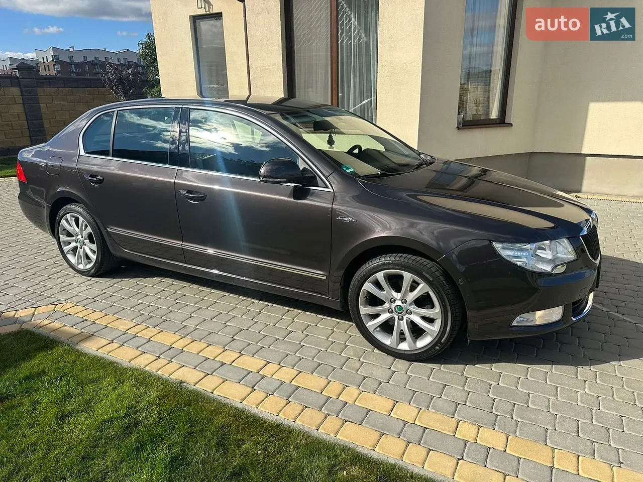 Skoda Superb 2011 photo 5