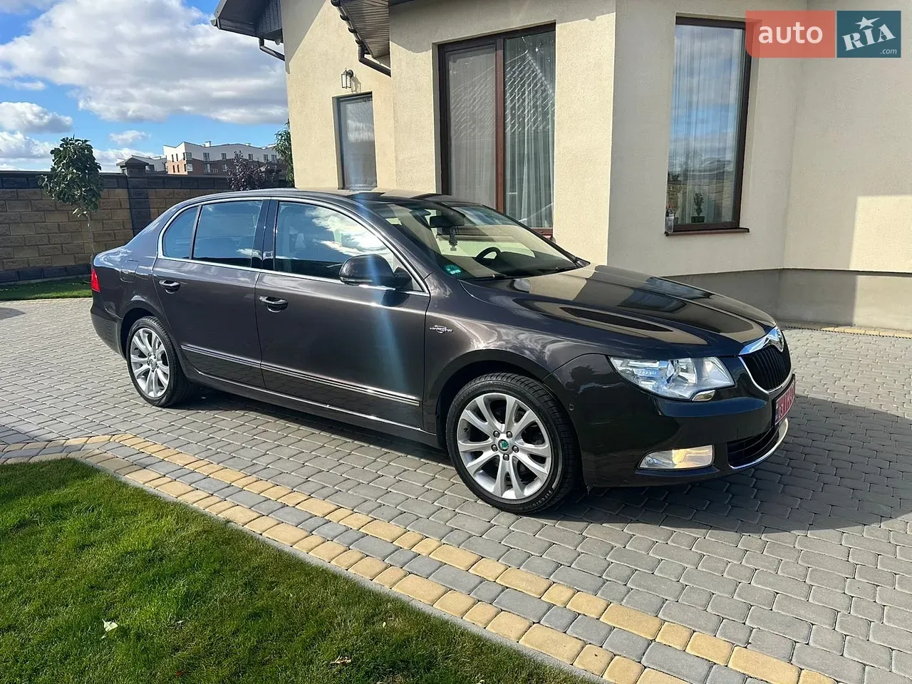 Skoda Superb 2011 photo 2