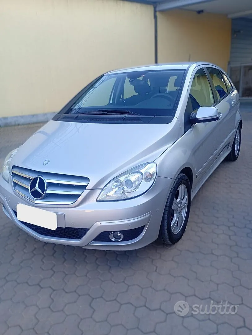 Mercedes-Benz B 180 2011 photo 2