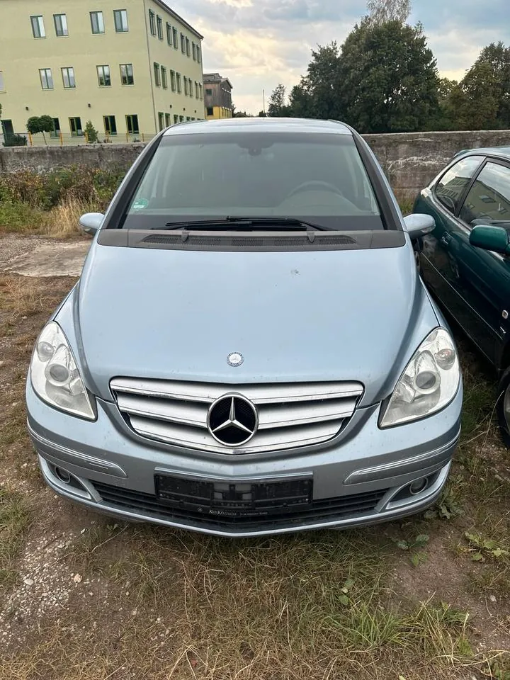 Mercedes-Benz B 180